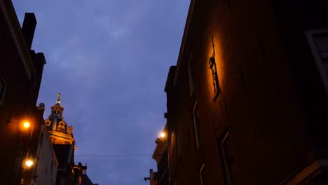 Arquitectura-de-Amsterdam-y-el-cielo-crepuscular