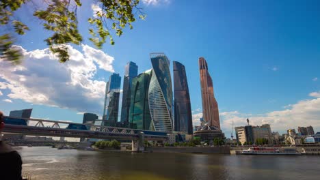 Rusia-verano-soleado-día-moderno-Moscú-ciudad-junto-al-río-vista-4k-timelapse