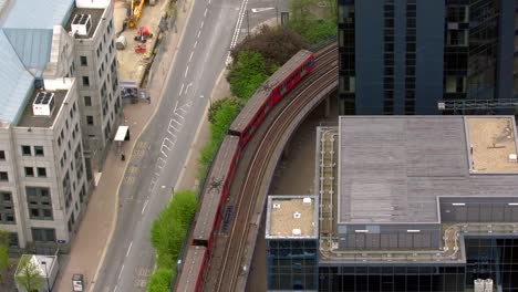 Straßenbahn-London-Canary-Wharf,-von-oben-kommt,