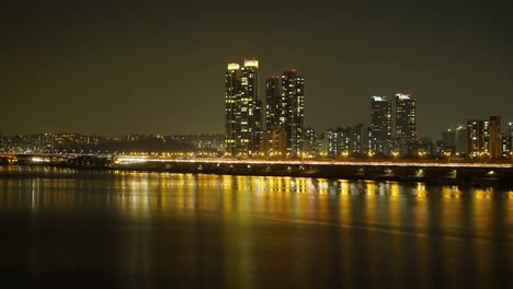 Ciudad-noche-puesta-de-sol-vista-de-la-carretera-Time-lapse