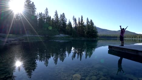 Brazos-hombre-multi-cultural-por-lago-alpino-en-los-canadienses-rockies