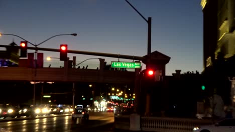 Straßenschild-Las-Vegas-Boulevard-bei-Nacht