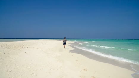 Mann-läuft-am-Strand