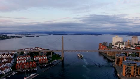 Antenne:-Die-Stadtbrücke-im-Sonnenuntergang-Stavanger