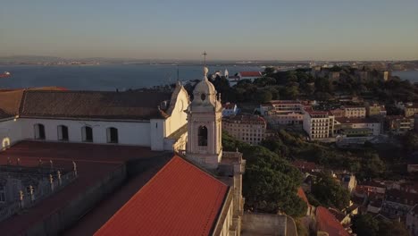 Portugal-Sonnenuntergangszeit-Miradouro-da-Senhora-Monte-Lissabon-Stadtbild-aerial-Panorama-4k