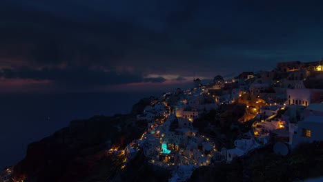 Sonnenuntergang-Himmel-berühmte-Santorini-Insel-Oia-Stadt-Hügel-Panorama-4-k-Zeit-hinfällig,-Griechenland