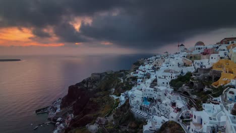 Sonnenuntergang-Himmel-Santorini-Insel-Oia-Stadt-Bay-Küste-Panorama-4-k-Zeit-hinfällig,-Griechenland