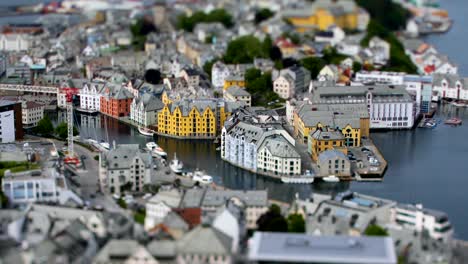 Aksla-en-la-ciudad-de-Alesund-inclinar-la-lente-cambio,-Noruega