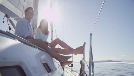 Joven-pareja-relajarse-en-velero-juntos.