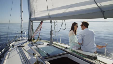 Junges-Paar-auf-Segelboot-zusammen.