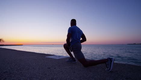 Afrikanische-amerikanische-männliche-Silhouette-stretching-nach-der-Cardio-Training