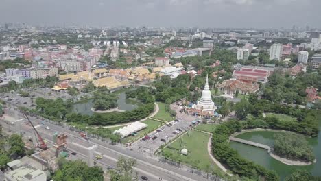 Luftbild-bewegen-über-den-Tempel-in-der-Stadt-von-Bangkok-Thailand