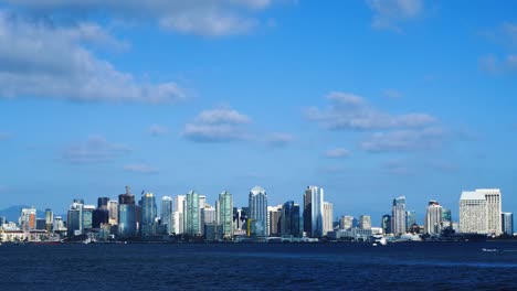 Horizonte-de-San-Diego-desde-en-el-lapso-de-tiempo-bahía-con-nubes-y-barcos.