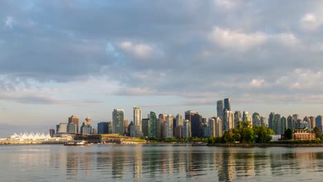 Video-panorama,-timemaps-of-a-summer-day-passing-in-the-night-of-a-seaside-city-with-modern-skyscrapers