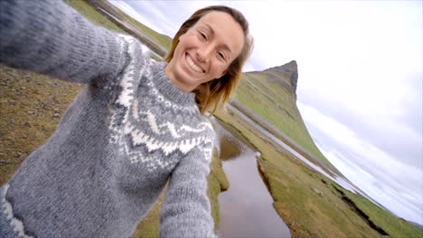 Cámara-lenta-Selfie-retrato-de-mujer-de-turismo-en-Islandia-en-montaña-Kirkjufell