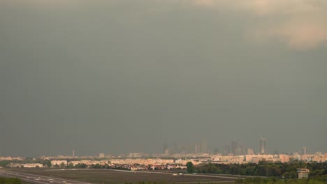 Tiempo-el-horizonte-de-la-ciudad-de-lapso-de-Varsovia-mientras-la-tormenta-entrante