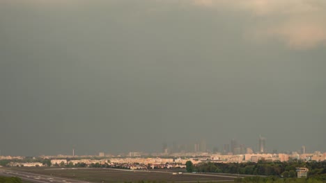 Ablauf-der-Warschauer-Skyline-der-Stadt-während-des-Sturms-eingehende-Zeit