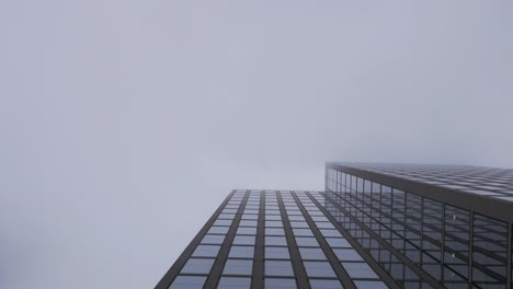 Arquitectura-de-rascacielos-y-el-cielo-cubierto