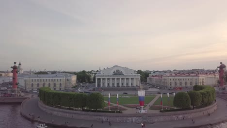 Blick-auf-das-Zentrum-Sankt-Petersburg-Rostral-Spalte-Alte-Börse