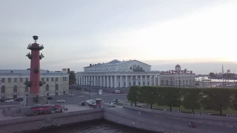 Blick-auf-das-Zentrum-Sankt-Petersburg-Rostral-Spalte-Alte-Börse