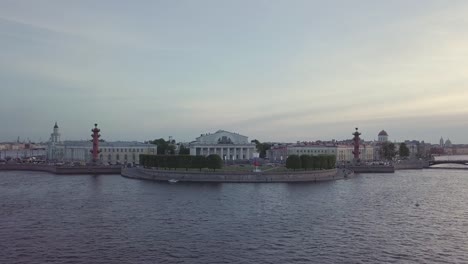 Blick-auf-das-Zentrum-Sankt-Petersburg-Rostral-Spalte-Alte-Börse