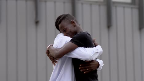 Familienfoto:-zwei-schwarze-afrikanische-Brüder-umarmen-in-der-Straße