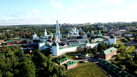 Panoramablick-über-einzigartige-Klosteranlage