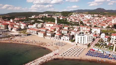 San-Vincenzo,-Toskana,-Italien,-2018.-Luftaufnahme-von-Meer,-Strand-und-Stadt