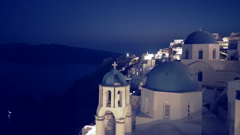 Nachtaufnahme-von-den-drei-Kuppeln-in-Oia,-Santorin