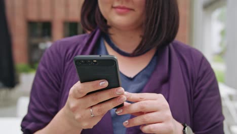 Junge-Dame-tragen-Brille-mittels-Telefon-in-der-Stadt