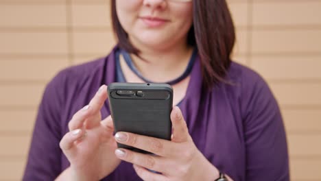 Junge-Dame-tragen-Brille-mittels-Telefon