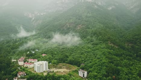 Nubes-lluvia-nieblas-por-encima-de-la-casa-de-aldea-de-Europa-de-montaña-en-el-bosque