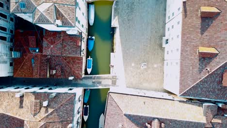 aerial-view-of-canals-with-boats-and-bridges-in-Venice,-Italy