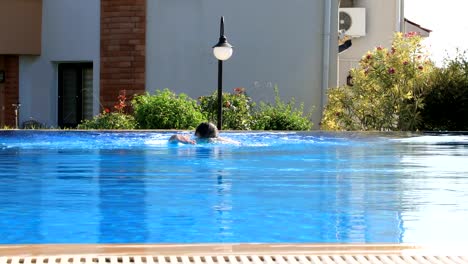 Middle-aged-man-swimming-in-a-pool