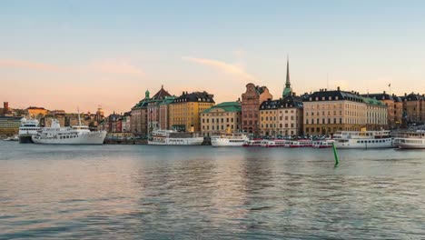 Stockholm-City-Skyline-von-Tag-zu-Nacht-Zeitraffer-in-Stockholm,-Schweden-Zeitraffer