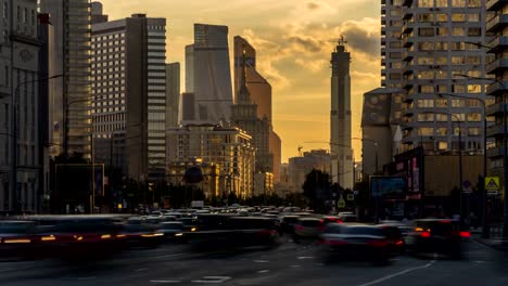 vista-de-los-rascacielos-y-torres-de-la-ciudad-en-el-atardecer,-lapso-de-tiempo