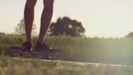 Skater-rodando-junto-a-campo-de-trigo-con-épicas-llamaradas-de-sol-y-puesta-del-sol---el-rojo