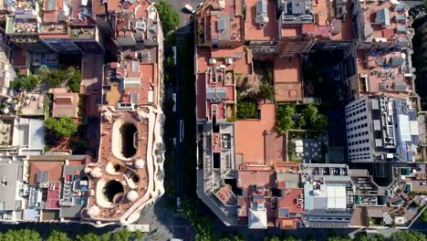 Vista-aérea-con-la-cámara-directamente-hacia-abajo-en-la-Eixample-de-Barcelona,-calle-y-edificios