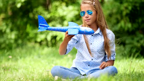 Niña-de-nueve-años-de-edad-jugando-con-el-avión-de-juguete