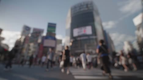 Soft-Fokus---Passanten-an-der-Kreuzung-Scramble-(Sommer-in-Shibuya)