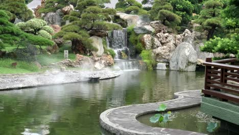 característica-de-pequeña-cascada-en-los-jardines-de-nan-lian-en-hong-kong