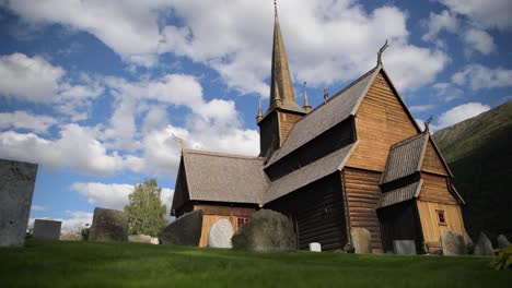 Norwegische-Lom-Stabkirche-im-sonnigen-Augusttag.