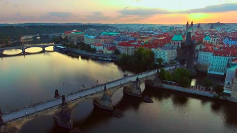 Brücken-von-Prag,-darunter-die-berühmte-Karlsbrücke-über-den-Fluss-Vitava-Tschechische-Republik,-Europa