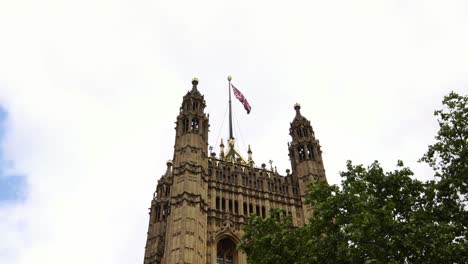 Britische-britische-Flagge-winken-am-Palace-of-Westminster,-die-Houses-of-Parliament-in-London,-Vereinigtes-Königreich.