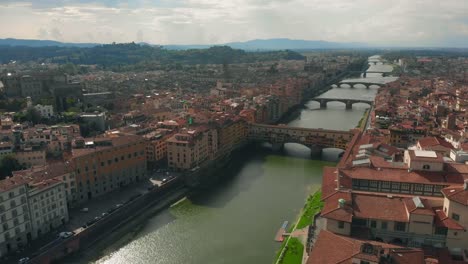 Vista-aérea-del-río-de-Arno-de-Florencia,-el-Ponte-Vecchio-viejo-puente,-4K