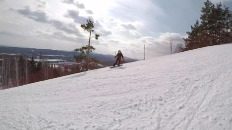 Schuss-von-einem-weiblichen-Snowboarder-zu-folgen