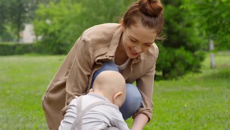 Mutter-und-Kind-im-Park-erkunden