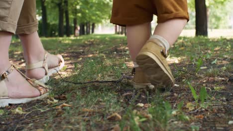 Beine-von-Mutter-und-Baby-Walking-im-freien