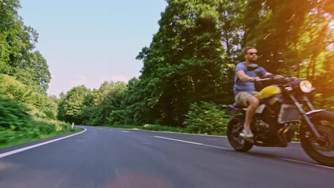 moderne-Scrambler-Motorrad-auf-dem-Forstweg,-Reiten