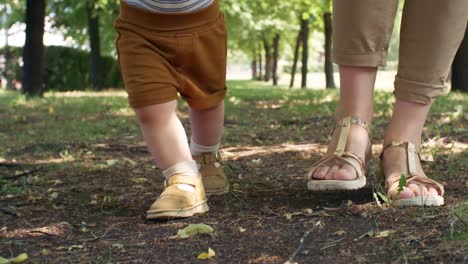 Irreconocible-bebé-caminar-con-madre